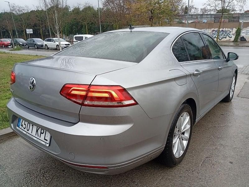 Usado VW Passat Advance 120 CV (88 kW) 2018 Gris / plata Berlina