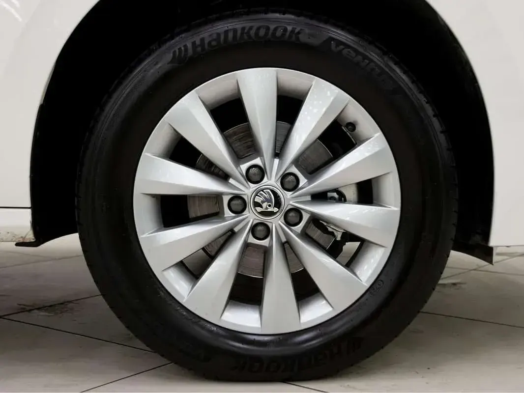 Usado Skoda Kamiq Ambition 110 CV (80 kW) 2021 Blanco SUV