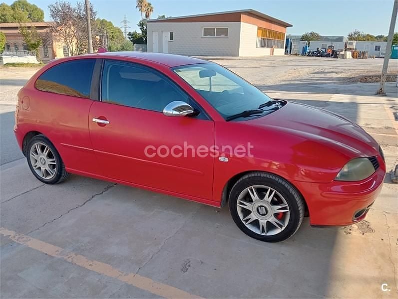 Rojo Usado 2002 Seat Ibiza Sport Berlina | 2300 € (Precio justo) - Imagen 1/4