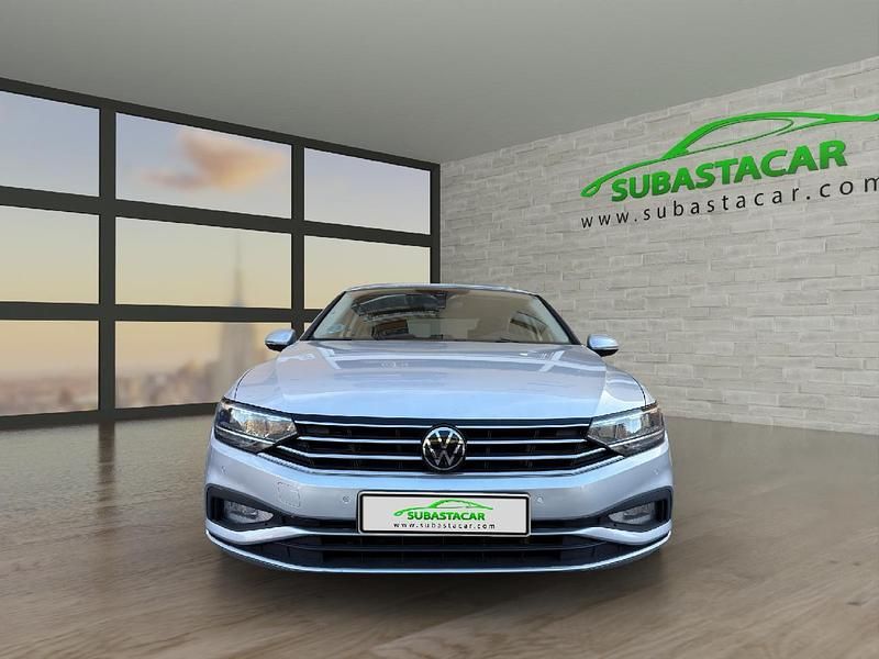 Usado VW Passat Business 150 CV (110 kW) 2021 Gris plata metalizado Berlina
