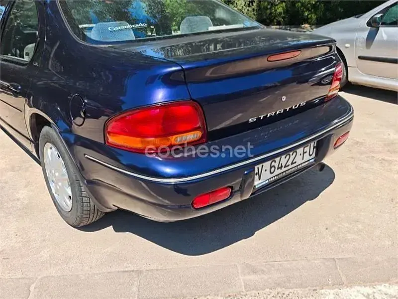 Usado Chrysler Stratus 131 CV (96 kW) 1997 Azul Berlina