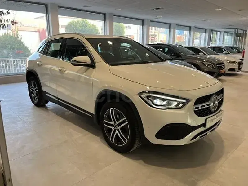 Usado Mercedes GLA180 136 CV (100 kW) 2021 Blanco SUV