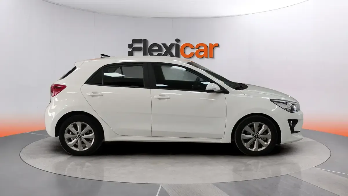 Usado Kia Rio 101 CV (74 kW) 2023 Blanco Berlina