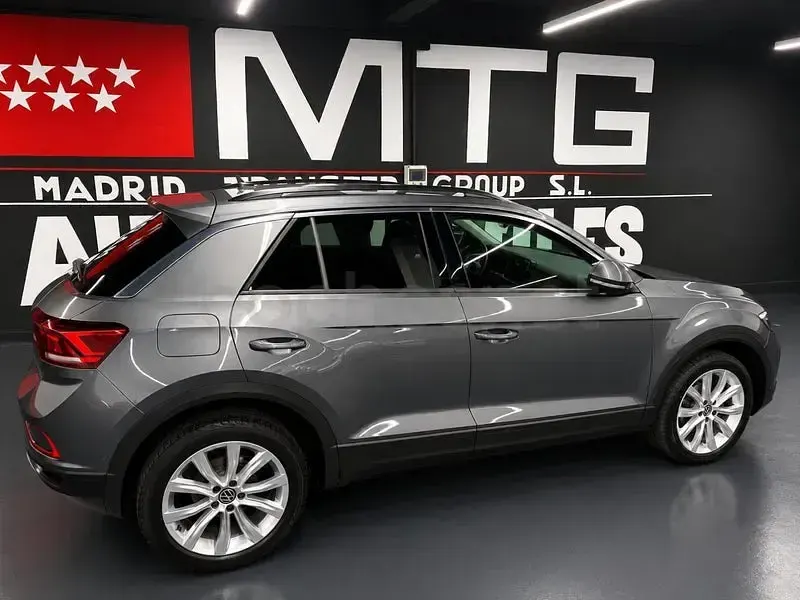 Usado VW T-Roc Life 150 CV (110 kW) 2023 Gris / plata SUV