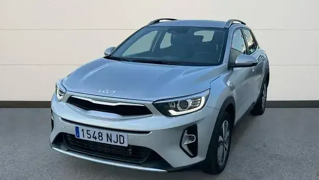 Usado Kia Stonic 101 CV (74 kW) 2025 Gris / plata SUV