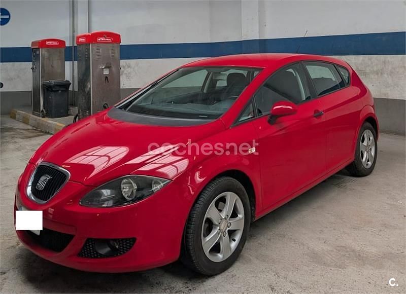 Usado Seat Leon Sport 105 CV (77 kW) 2008 Rojo Utilitario