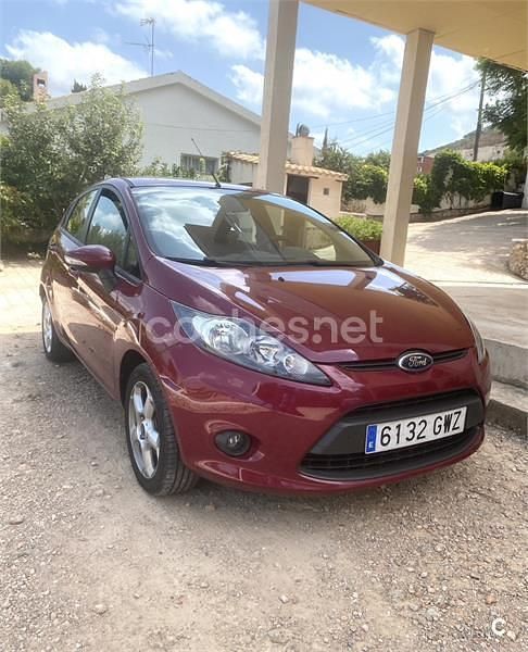 Usado Ford Fiesta Trend 96 CV (70 kW) 2010 Rojo Utilitario