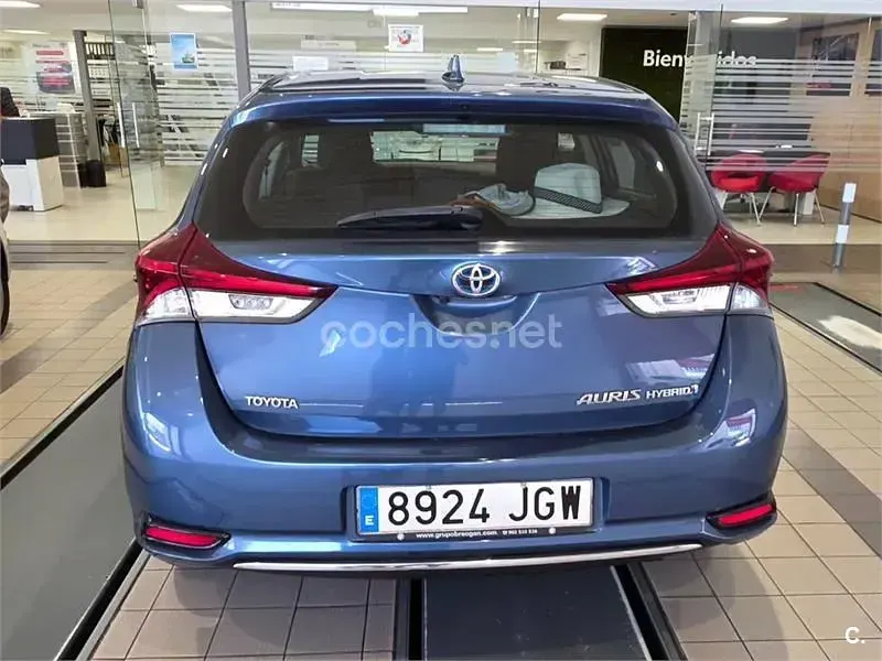 Usado Toyota Auris Hybrid Active 136 CV (100 kW) 2015 Azul Berlina