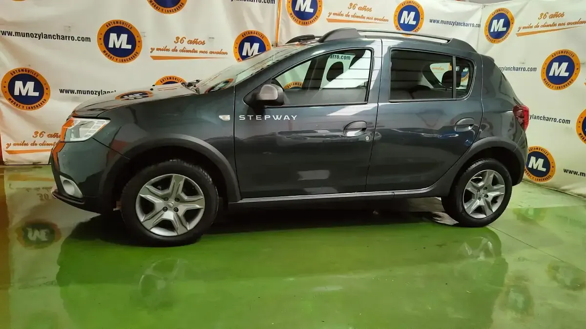 Usado Dacia Sandero Essentiel 90 CV (66 kW) 2019 Gris Utilitario