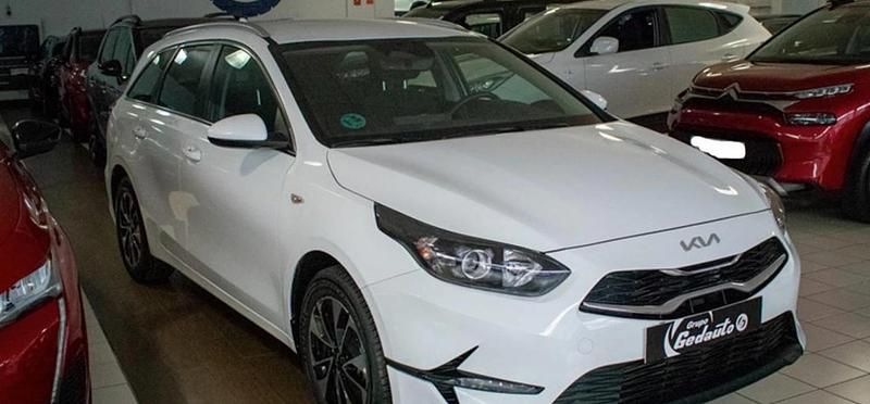 Usado Kia Ceed 101 CV (74 kW) 2025 Deluxe white Utilitario