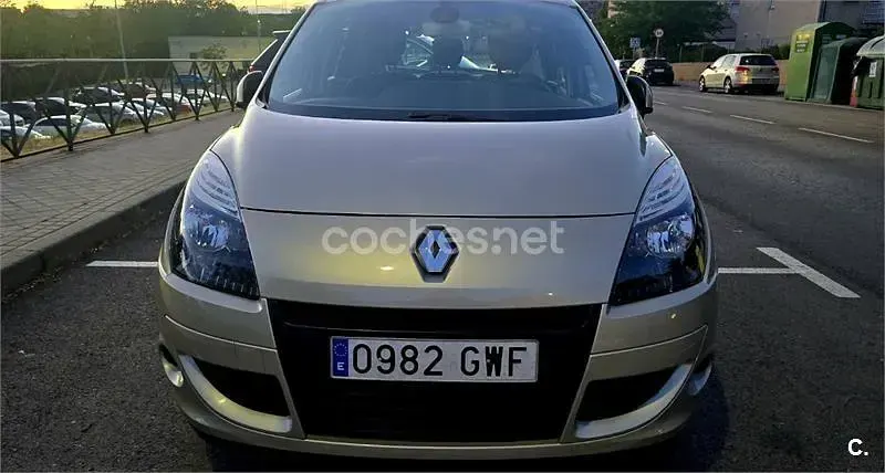 Usado Renault Scenic E-Tech Expression 110 CV (80 kW) 2010 Gris / plata Monovolumen