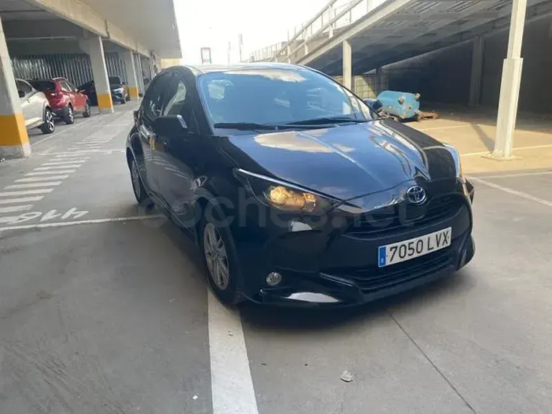 Usado Toyota Yaris Hybrid Active 116 CV (85 kW) 2022 Negro Berlina