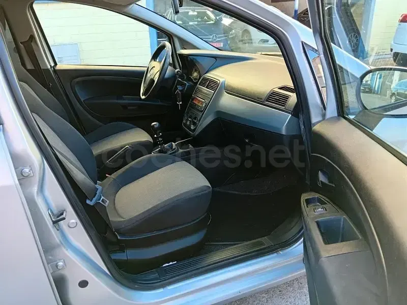 Usado Fiat Punto Active 69 CV (50 kW) 2011 Gris / plata Utilitario