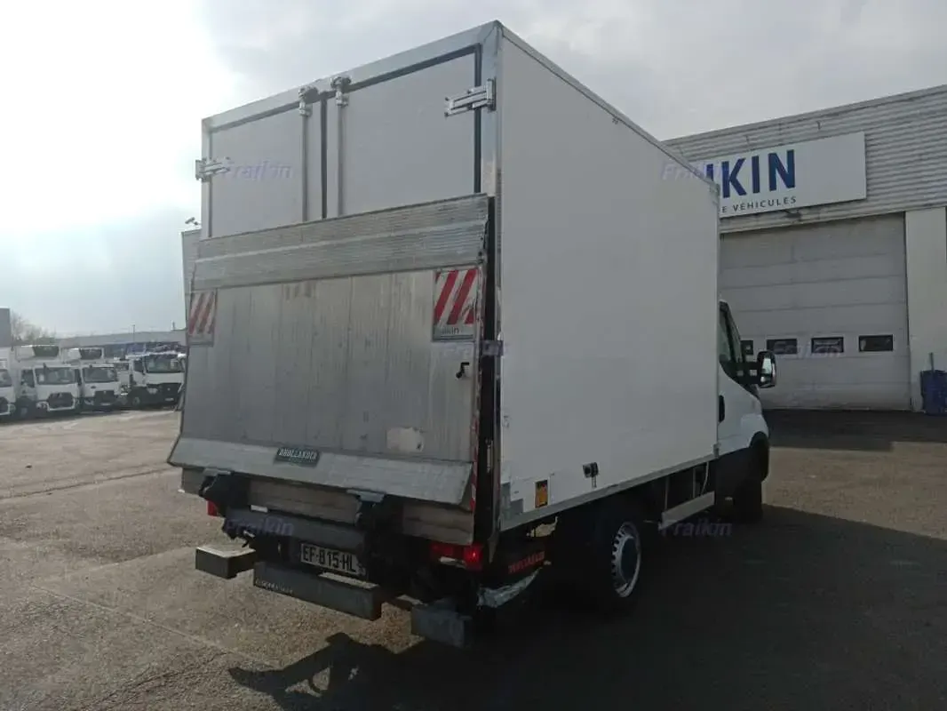 Usado Iveco Daily 126 CV (92 kW) 2016 Blanco Van