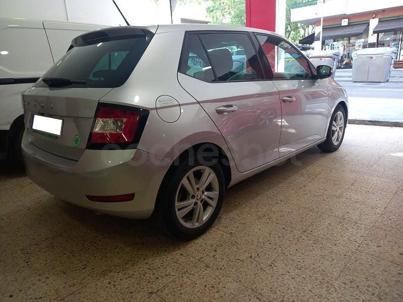 Usado Skoda Fabia Ambition 95 CV (69 kW) 2021 Gris / plata Utilitario