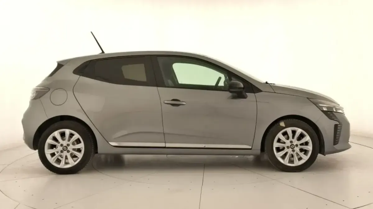 Usado Renault Clio V Evolution 100 CV (73 kW) 2025 Gris pizarra Berlina