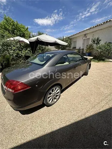 Usado Ford Focus Cabriolet Titanium 136 CV (100 kW) 2007 Beige Descapotable