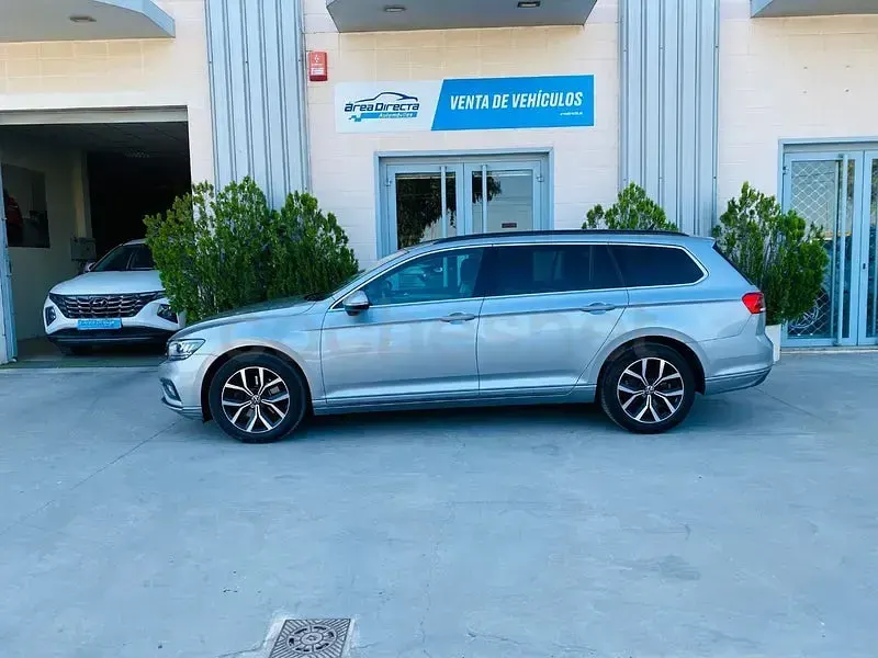 Usado VW Passat Business 122 CV (89 kW) 2023 Gris / plata Familiar