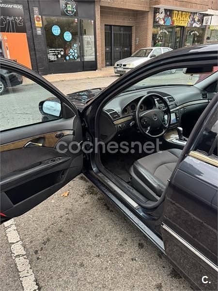 Usado Mercedes E220 Elegance 143 CV (105 kW) 2002 Gris / plata Berlina