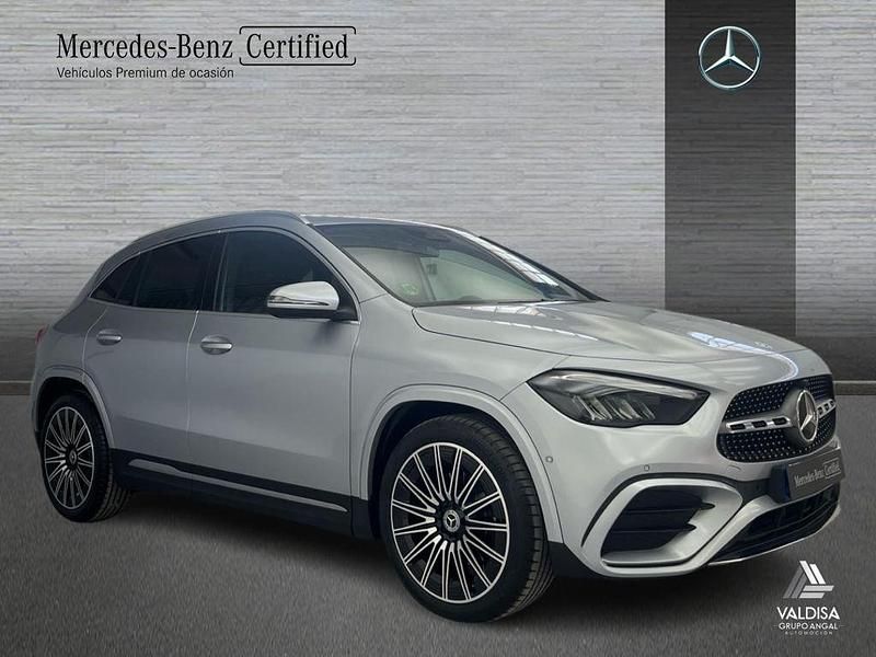 Usado Mercedes GLA200 AMG line 150 CV (110 kW) 2025 Gris montaña SUV