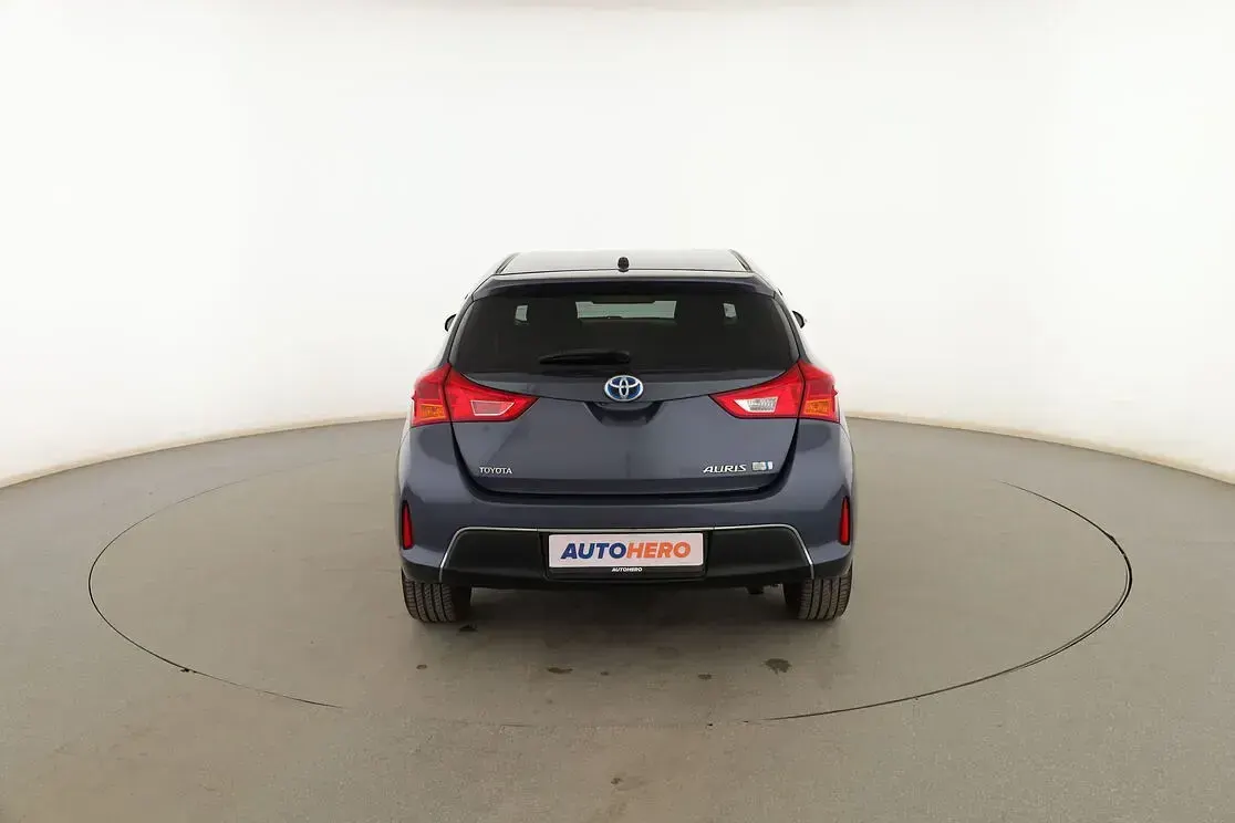 Usado Toyota Auris Hybrid Active 136 CV (100 kW) 2015 Azul Berlina