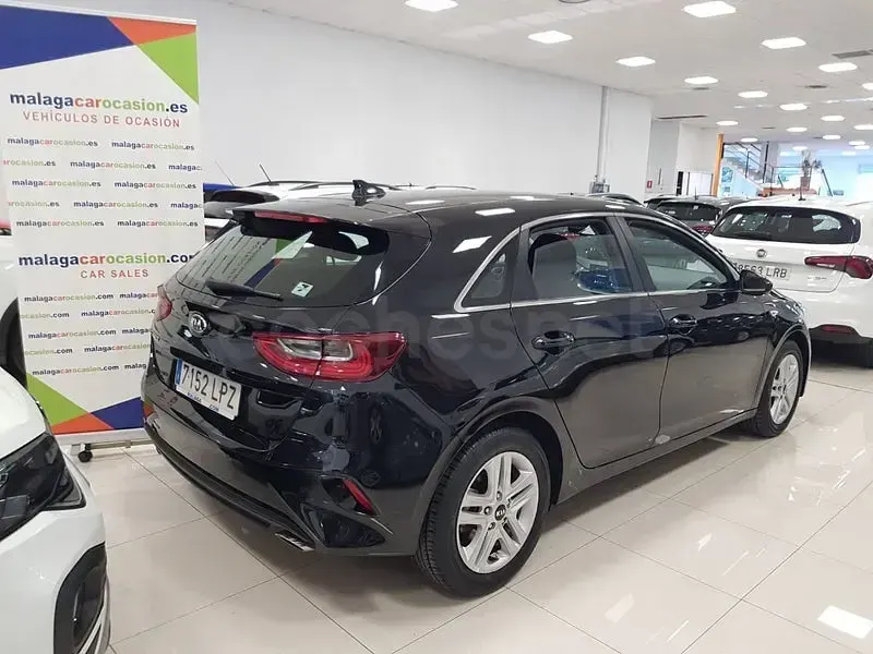 Usado Kia Ceed 120 CV (88 kW) 2021 Negro Utilitario