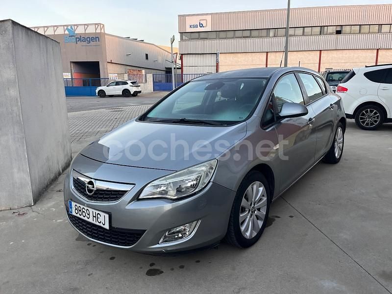 Gris / plata Usado 2012 Opel Astra Excellence Berlina | 5900 € (Precio justo) - Imagen 1/4