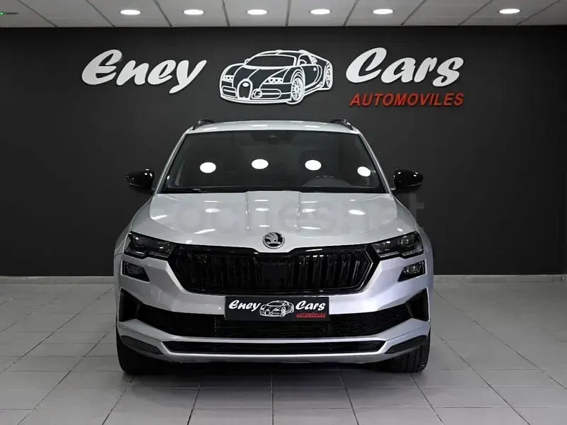 Usado Skoda Karoq SportLine 150 CV (110 kW) 2023 Gris / plata SUV