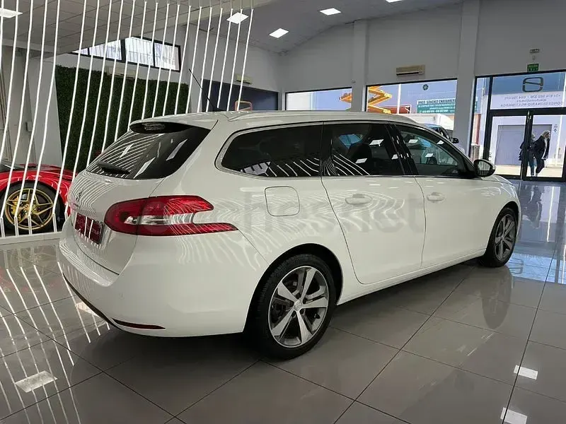 Usado Peugeot 308 SW Allure 130 CV (95 kW) 2021 Blanco Familiar