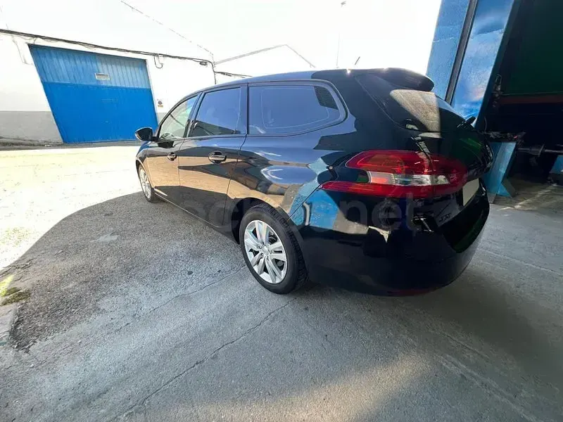 Usado Peugeot 308 SW Active 120 CV (88 kW) 2017 Negro Familiar
