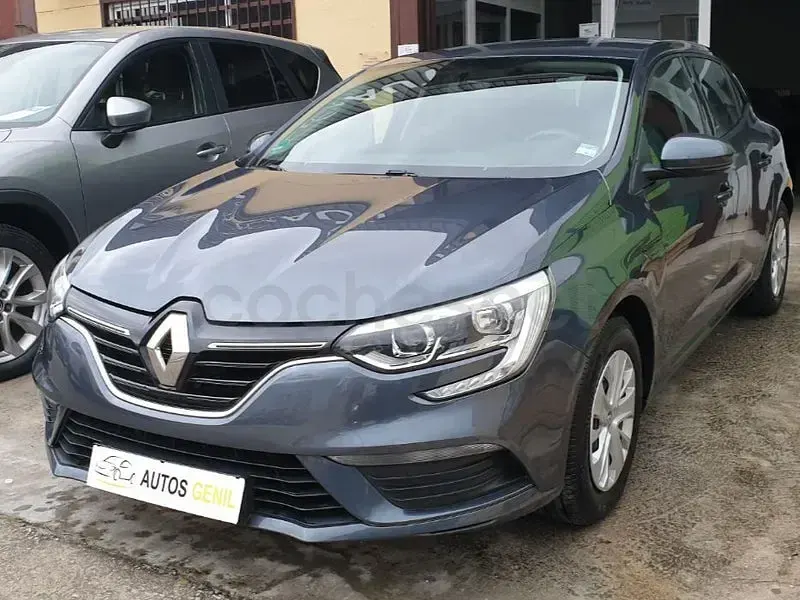 Usado Renault Mégane Life 100 CV (73 kW) 2017 Gris / plata Berlina