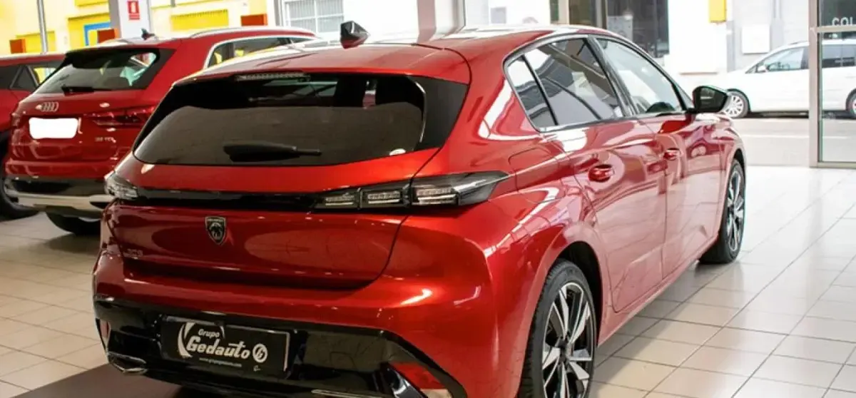 Usado Peugeot 308 Allure 131 CV (96 kW) 2023 Rojo Berlina