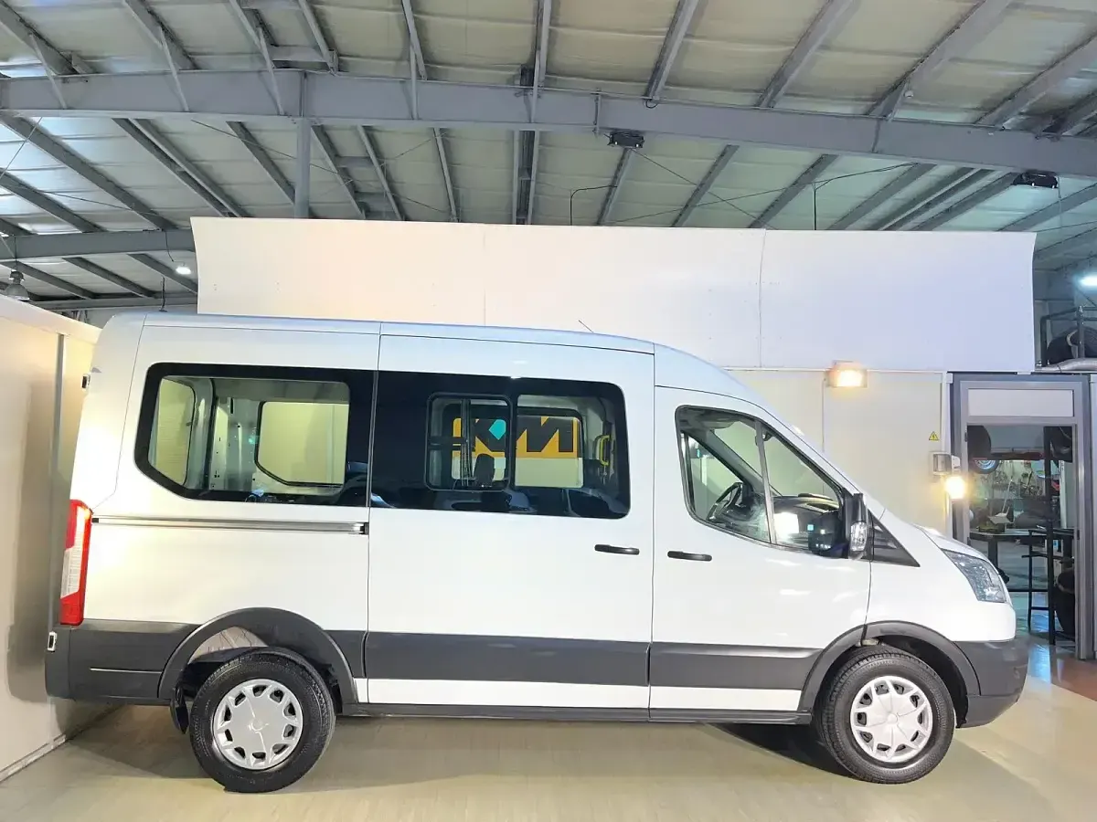 Usado Ford Transit Trend 130 CV (95 kW) 2018 Blanco Familiar