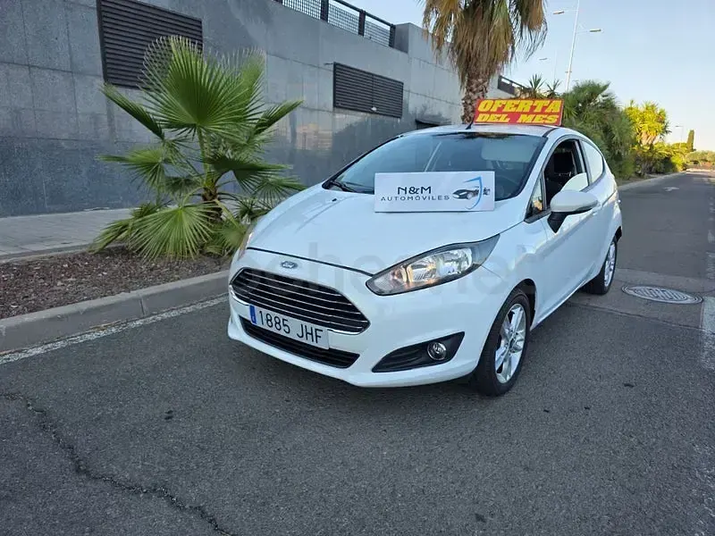 Usado Ford Fiesta Trend 75 CV (55 kW) 2016 Blanco Utilitario