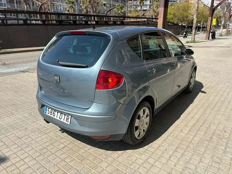 Usado Seat Altea Reference 140 CV (102 kW) 2006 Gris / plata Monovolumen