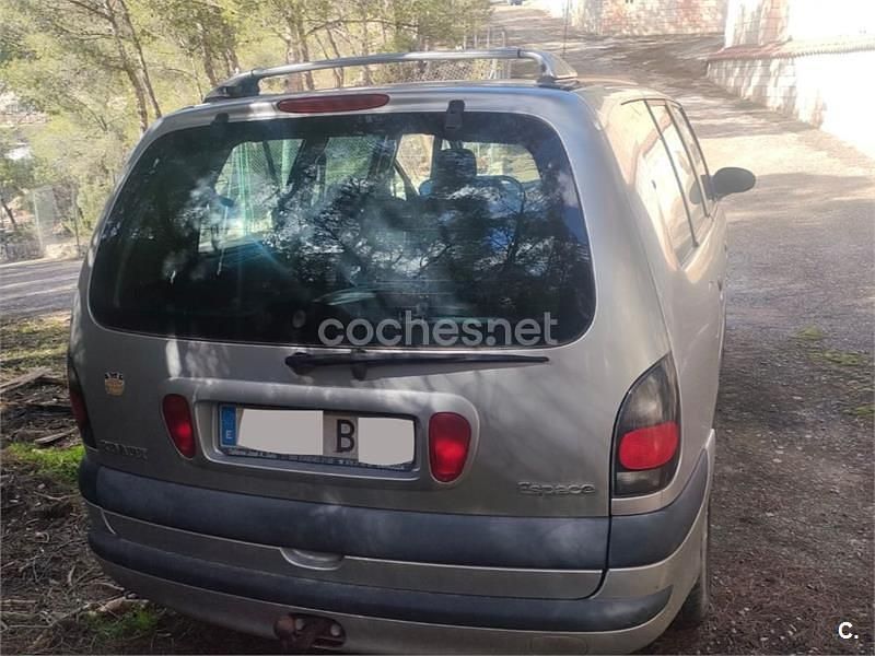 Usado Renault Grand Espace 130 CV (95 kW) 2002 Gris / plata Monovolumen