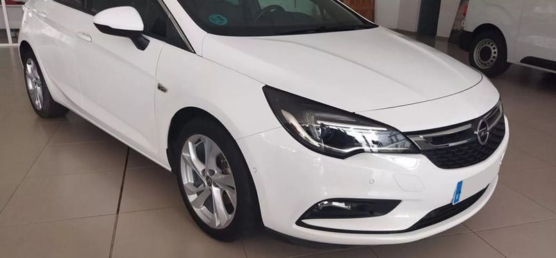 Blanco Usado 2018 Opel Astra Dynamic Berlina | 12.440 € (Precio justo) - Imagen 1/4