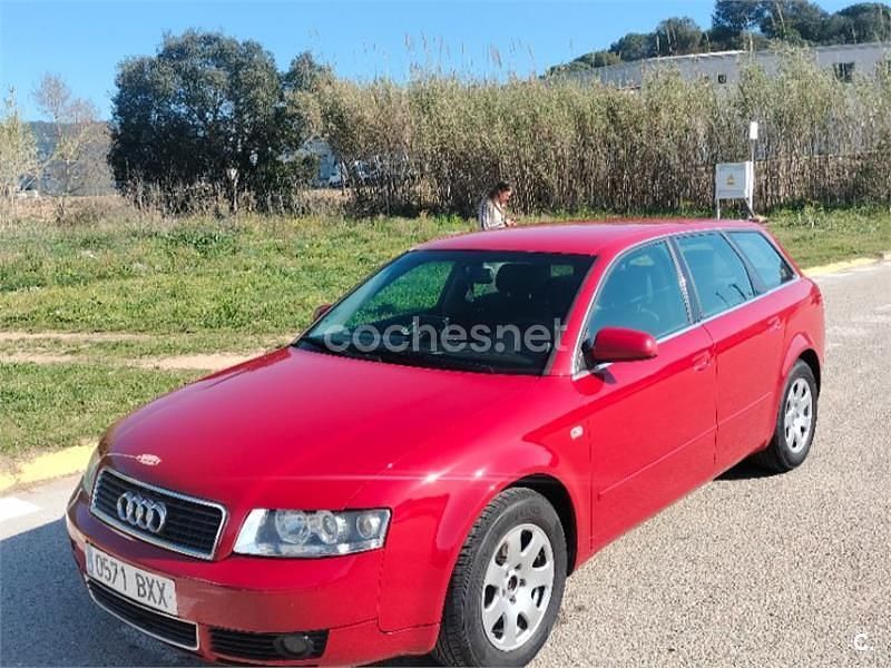 Usado Audi A4 130 CV (95 kW) 2002 Rojo Familiar