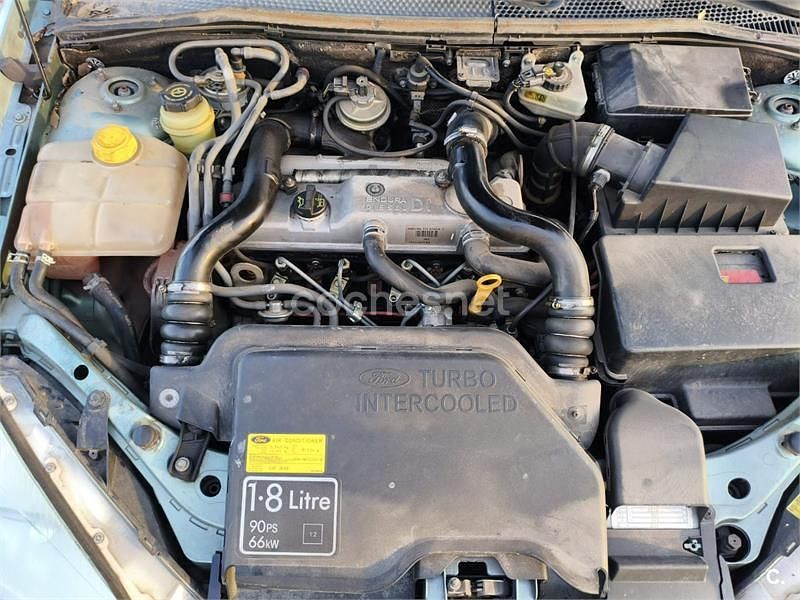 Usado Ford Focus Trend 90 CV (66 kW) 2001 Gris / plata Berlina