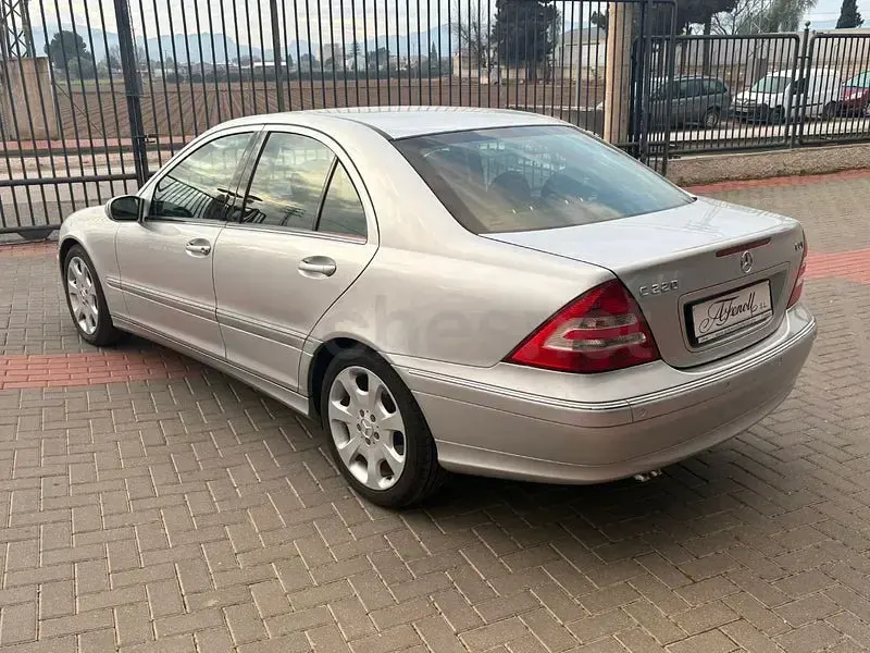 Usado Mercedes C220 Elegance 150 CV (110 kW) 2004 Gris / plata Berlina