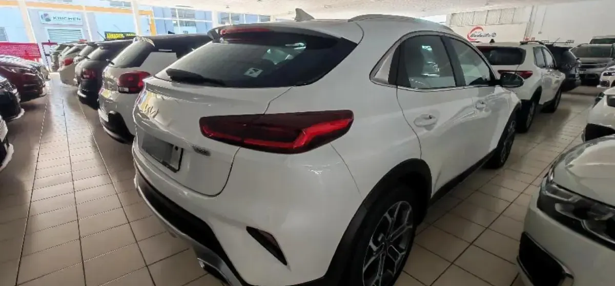 Usado Kia XCeed 160 CV (117 kW) 2022 Deluxe white SUV