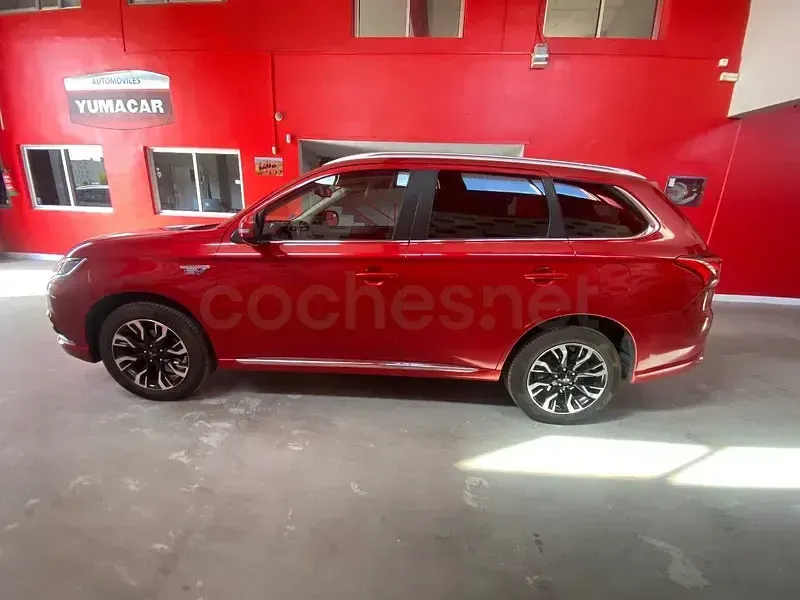 Usado Mitsubishi Outlander P-HEV 203 CV (149 kW) 2018 Rojo SUV