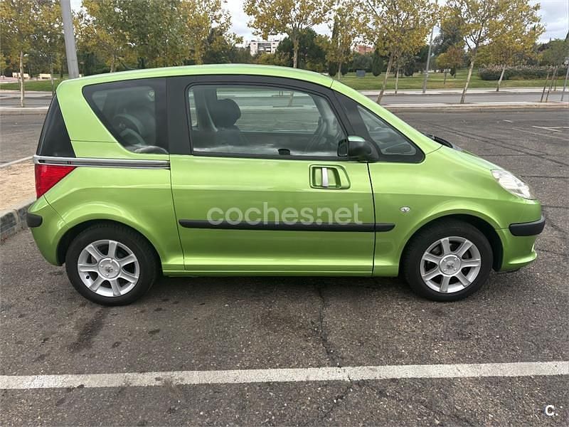 Usado Peugeot 1007 70 CV (51 kW) 2006 Verde Monovolumen