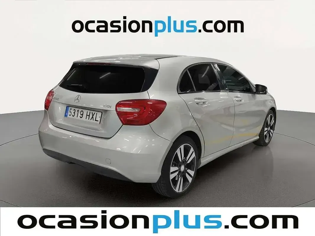 Usado Mercedes A180 Urban 109 CV (80 kW) 2014 Gris Utilitario