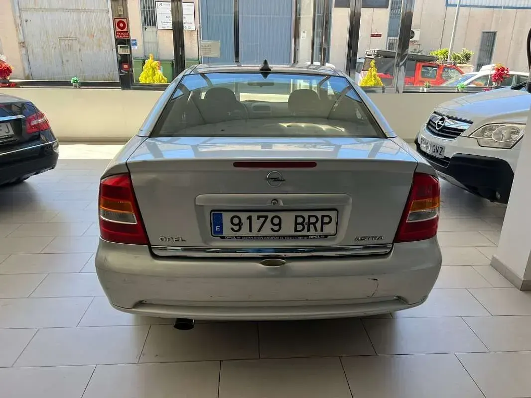 Usado Opel Astra Edition 125 CV (91 kW) 2001 Plateado Coupe