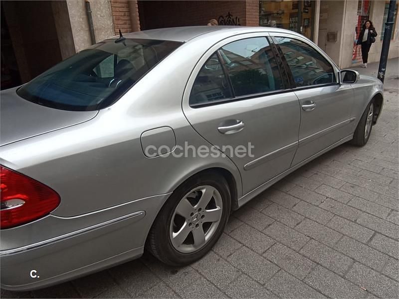 Usado Mercedes E320 Avantgarde 204 CV (150 kW) 2003 Gris / plata Berlina