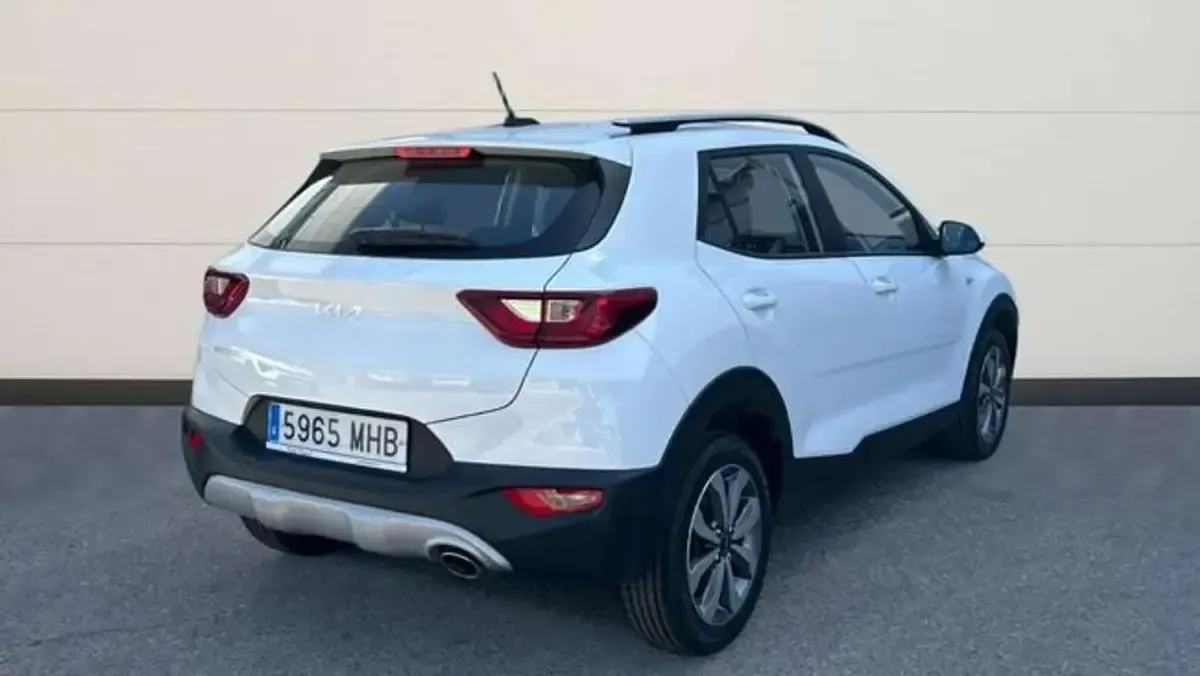 Usado Kia Stonic 84 CV (61 kW) 2023 Blanco SUV
