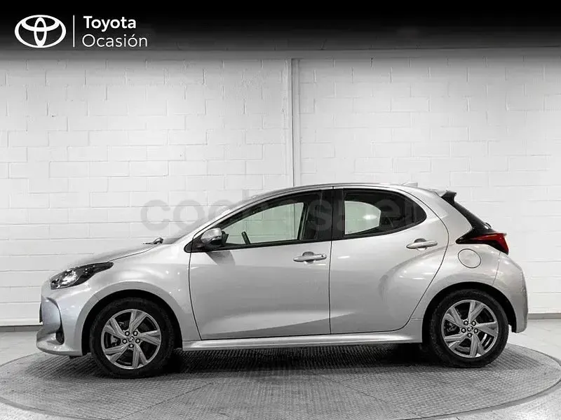 Usado Toyota Yaris Hybrid Active 116 CV (85 kW) 2025 Gris / plata Berlina