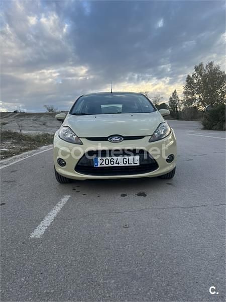 Beige Usado 2009 Ford Fiesta Ambiente Berlina | 4000 € (Super precio) - Imagen 1/4