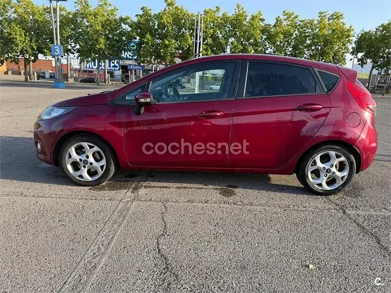 Usado Ford Fiesta Trend 70 CV (51 kW) 2012 Rojo Berlina